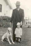 Roger  Carl Weir with pointer dog behind house -abt 1943 -croped2.jpg (572752 bytes)
